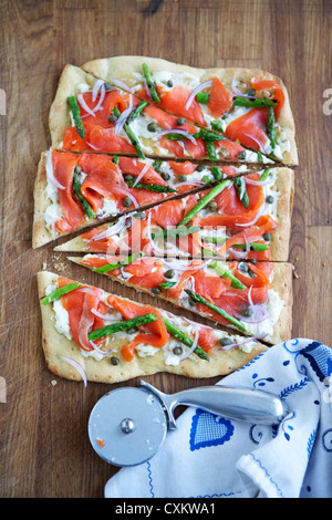 Dünne Kruste Lachs Pizza mit Zwiebeln, Kapern und Spargel Stockfoto