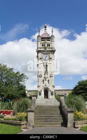 Der Uhrturm in Technik Gärten Bury, Lancashire. Holzkreuz von Henry Whitehead 1914 zum Gedenken an seinen Bruder, Walter. Stockfoto