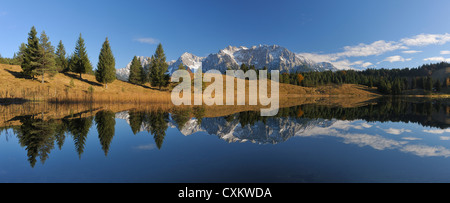 Wildensee mit Karwendelgebirge im Herbst, Mittenwald, Garmisch-Partenkirchen, Upper Bavaria, Bayern, Deutschland Stockfoto