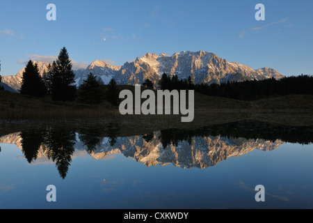 Wildensee mit Karwendelgebirge im Herbst, Mittenwald, Garmisch-Partenkirchen, Upper Bavaria, Bayern, Deutschland Stockfoto