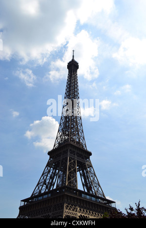 Der Eiffelturm, Paris, von unten gesehen an einem Sommertag. Stockfoto