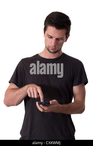 Junge weiße Mann im schwarzen T-Shirt arbeiten auf seinem Smartphone Stockfoto