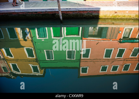Bunte Häuser und Reflexionen in Burano, Venedig, Italien Stockfoto