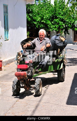 Griechischer Bauer auf seinem motorisierten Karren aus den Bereichen Rückkehr in die Hügel Kroustas, über Agios Mikolaos, Crete Stockfoto