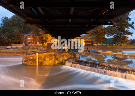 Unter der Schleusenbrücke Jesus, Fluss Cam, Cambridge, UK. Bei Nacht. Stockfoto