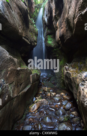 Insel Eigg Wasserfall in einer Kalksteinhöhle in der Nähe von Singing Sands. Stockfoto