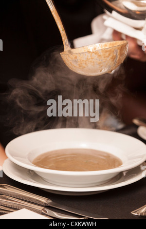 Linsensuppe dienend bei Hochzeit, Toronto, Ontario, Kanada Stockfoto