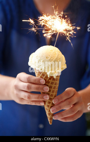 Frau mit Vanille Eis mit Wunderkerze Stockfoto