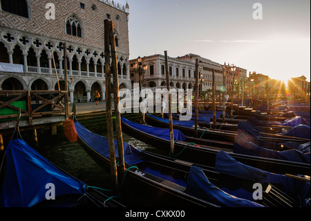 Gondeln festgemacht an das Markusbecken bei Sonnenaufgang, Venedig, Italien. Stockfoto