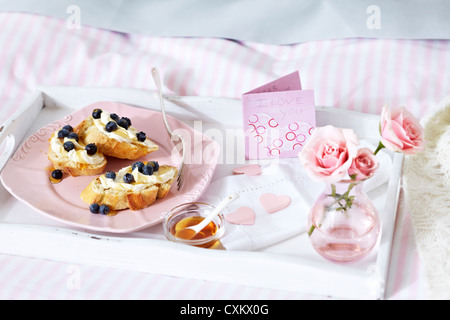 French Toast mit Mascarpone und Heidelbeeren Stockfoto