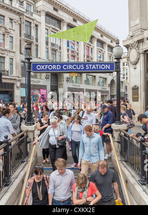 Oxford Circus u-Bahn Eingang während der Rush Hour, London, England Stockfoto
