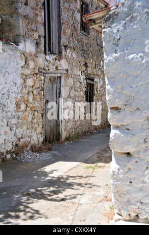 Steinhäuser in einer alten Straße am Hügel landwirtschaftlichen Dorf von Kroustas, in der Nähe von Agios Nikolaos, Kreta, Griechenland Stockfoto