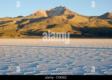 Blick auf den Vulkan Tunupa aus dem Salar de Uyuni Stockfoto