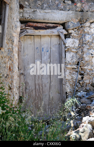 Alte griechische Holztür in die Hügel landwirtschaftlichen Dorf von Kroustas, in der Nähe von Agios Nikolaos, Kreta, Griechenland Stockfoto