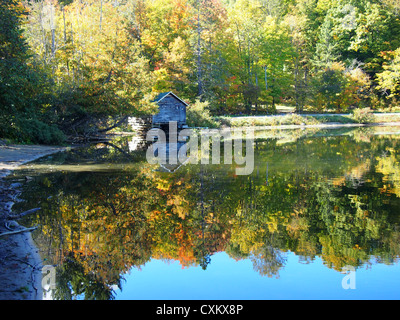 Verwitterte Bootshaus am See im Herbst Stockfoto