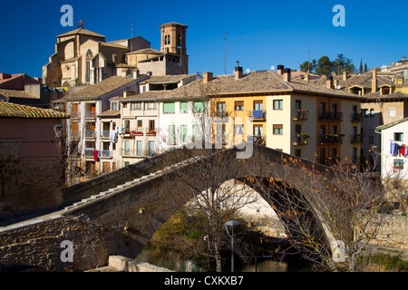 Gefängnis-Brücke und Kirche San Miguel. Estella, Navarra, Spanien. Stockfoto