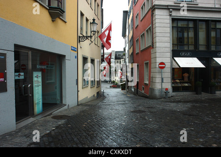 Ein schmaler Durchgang in Zürich in der Schweiz. Die Straße war an dieser Stelle mit der Straße als One-Way aufgrund seiner Breite sehr schmal. Stockfoto