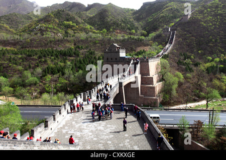 Touristischen Wanderer auf den Juyongguan pass Abschnitt der chinesischen Mauer, Changping Provence, China, Asien. Stockfoto