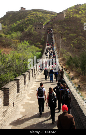 Touristischen Wanderer auf den Juyongguan pass Abschnitt der chinesischen Mauer, Changping Provence, China, Asien. Stockfoto