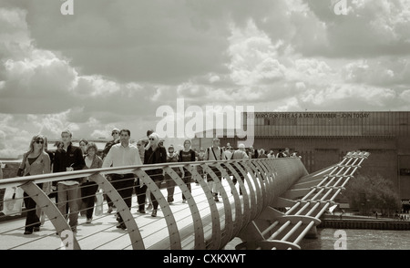 Menschen zu Fuß über die Millennium Bridge, London, UK. Stockfoto