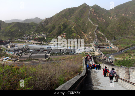 Touristischen Wanderer auf den Juyongguan pass Abschnitt der chinesischen Mauer, Changping Provence, China, Asien. Stockfoto