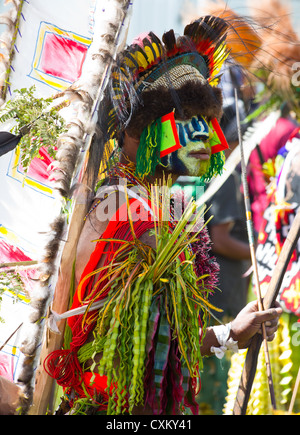 Mann mit seinem Gesicht gemalt und Stammes-tragen Tracht bei Singsing Goroka Festival, Papua New Guinea Stockfoto