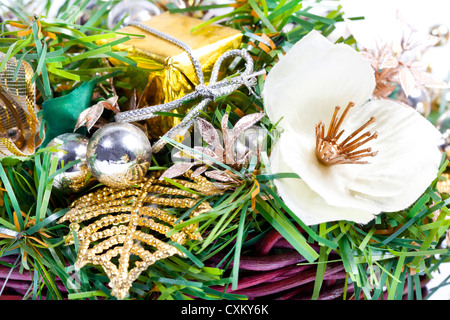Neujahr-Komposition mit Blumen, Blätter und Perlen in Korb Stockfoto
