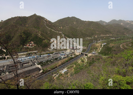 Touristischen Wanderer auf den Juyongguan pass Abschnitt der chinesischen Mauer, Changping Provence, China, Asien. Stockfoto