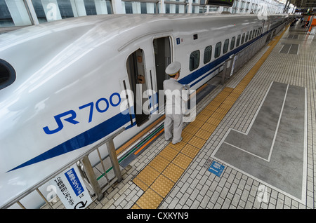 Japanische Zugführer arbeitet an der Hochgeschwindigkeitszug (Shinkansen). Stockfoto