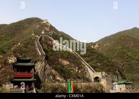 Touristischen Wanderer auf den Juyongguan pass Abschnitt der chinesischen Mauer, Changping Provence, China, Asien. Stockfoto