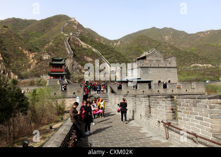 Touristischen Wanderer auf den Juyongguan pass Abschnitt der chinesischen Mauer, Changping Provence, China, Asien. Stockfoto