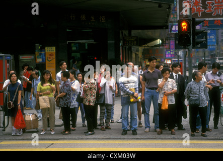 Die Chinesen, die Straße zu überqueren, Zebrastreifen, Mong Kok, die Halbinsel Kowloon, Hong Kong, China, Asien Stockfoto