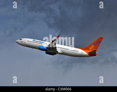 Sunwing Boeing 737 Flugzeuge, Gatwick Flughafen, Sussex, England Stockfoto