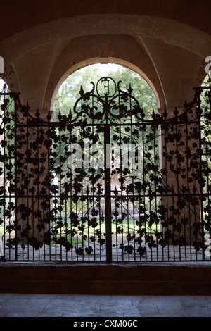 In der Zisterzienser-Abtei von Fontfroide dekoriert ein Metalltor mit Weinblättern (Aude - Frankreich). Kühlergrill de l ' Abbaye de Fontfroide Stockfoto