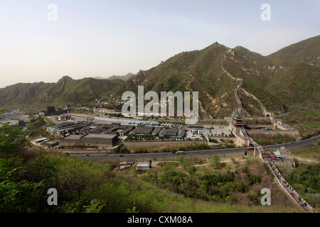 Touristischen Wanderer auf den Juyongguan pass Abschnitt der chinesischen Mauer, Changping Provence, China, Asien. Stockfoto