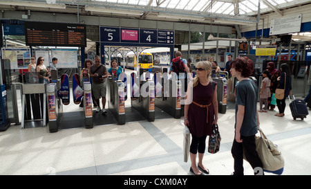 Menschen in der Schalterhalle Richmond upon Thames, London, England UK Stockfoto
