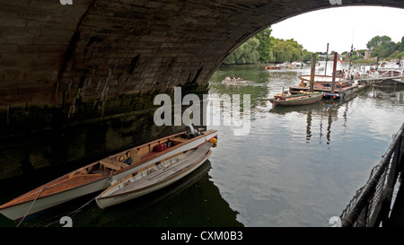 Blick auf die Themse von Booten und Menschen, die auf dem Wasser Bootfahren, durch den Brückentunnel in Richmond upon Thames, London, England, Großbritannien Stockfoto