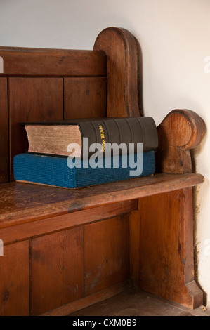 Große alte Bibel auf kirchliche Bank Stockfoto