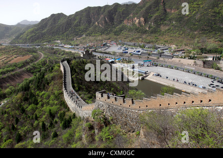 Touristischen Wanderer auf den Juyongguan pass Abschnitt der chinesischen Mauer, Changping Provence, China, Asien. Stockfoto