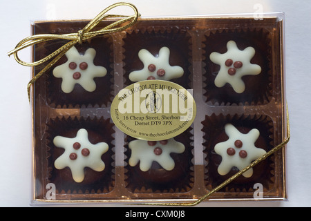 Box von Rosinenpudding zu Weihnachten Schokoladen aus der Schokolade Musketier, Sherborne bereit für Weihnachten isoliert auf weißem Hintergrund Stockfoto