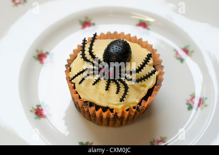 Halloween Spinne Cupcake auf einem hübschen Porzellanteller Stockfoto