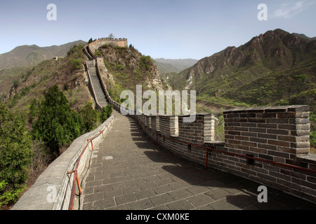 Touristischen Wanderer auf den Juyongguan pass Abschnitt der chinesischen Mauer, Changping Provence, China, Asien. Stockfoto