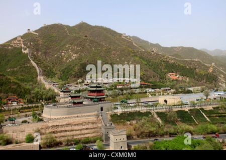 Touristischen Wanderer auf den Juyongguan pass Abschnitt der chinesischen Mauer, Changping Provence, China, Asien. Stockfoto