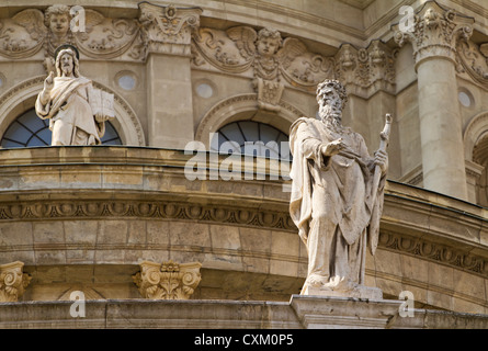 Statuen auf der Fassade der St.-Stephans Basilika in Budapest, Ungarn Stockfoto