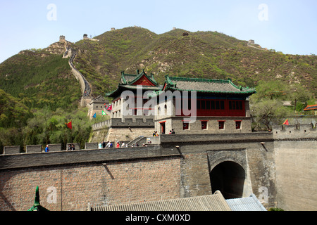 Touristischen Wanderer auf den Juyongguan pass Abschnitt der chinesischen Mauer, Changping Provence, China, Asien. Stockfoto