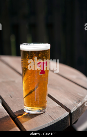 Nahaufnahme von ein Pint Lager im freien Stockfoto