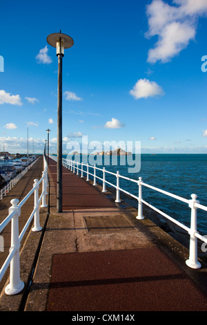 Elizabeth Marina in Richtung Elizabeth Castle, St. Helier, Jersey, Kanalinseln, Großbritannien Stockfoto