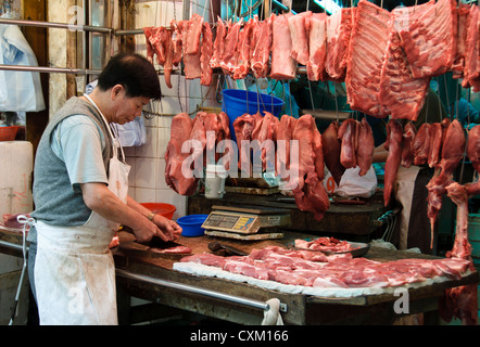 Metzger auf dem Bowrington Road Wet Market, Hongkong Stockfoto