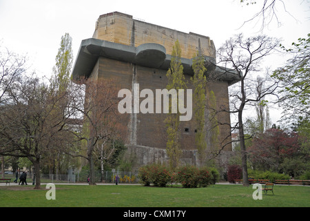 Der L-Turm German World War Two Flak Flak-Türme (Flackturme) in Arenberg-Park, Wien, Österreich. Stockfoto