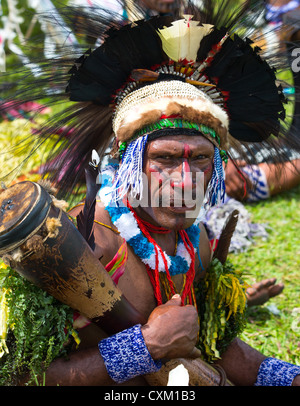 Porträt eines Mannes mit seinem Gesicht gemalt und tragen traditionelle Kopfbedeckung bei Singsing Goroka Festival, Papua New Guinea Stockfoto